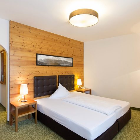 Hotel-Bon-Alpina-Innsbruck-Igls-3SterneHotel-gutequalitaet-superpreisleistung-wellnessbereich-doppelzimmer-seite